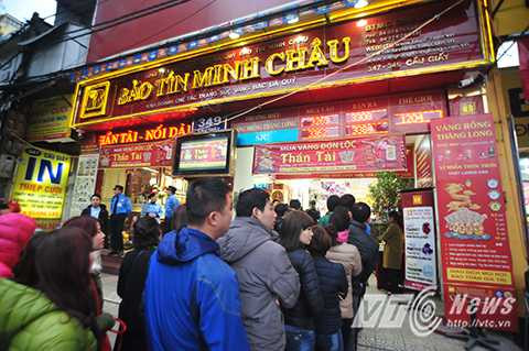 Cửa hàng vàng Bảo Tín Minh Châu trên phố Cầu Giấy tấp nập người dân đổ về đây mua vàng.