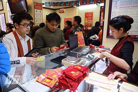 Không khí giao dịch bên trong các cửa hàng vàng miếng đều rất sôi động