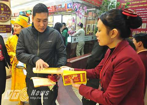 Khách đến giao dịch hôm nay đủ thành phần, từ các cụ già đến những chị mang bầu khệ nệ. Lượng người đông nhưng không khí khá trật tự vì theo quan niệm, mua vàng hôm nay sẽ mang lại may mắn cho cả năm nên ai cũng kiên nhẫn chờ đến lượt.
