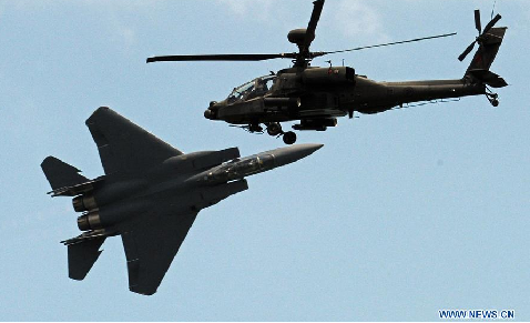 Singapore cũng không hề kém cạnh khi trình làng F-15SG và AH-64D 
