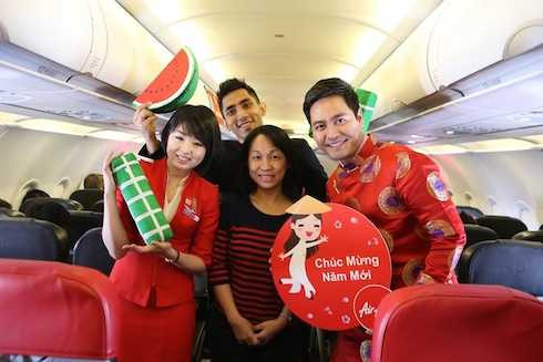 Cùng với các tiếp viên hàng không xinh đẹp, MC Phan Anh tận tay trao gửi những món quà đầu năm xinh xắn, phong bao lì xì may mắn cho một khởi đầu nhiều niềm vui. 