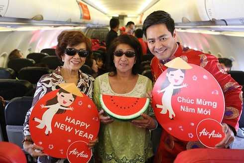 Các hành khách đã rất vui vẻ khi được MC Phan Anh gửi tặng phiếu giảm giá cho tất cả chuyến bay.