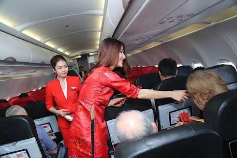 Nữ diễn viên xinh đẹp mang nụ cười tươi tắn cùng lời chúc mừng năm mới với thông điệp 'Khởi hành hanh thông, vạn sự suôn sẻ' đã mang đến 1 giờ bay đầy hứng khởi cho các hành khách có mặt.