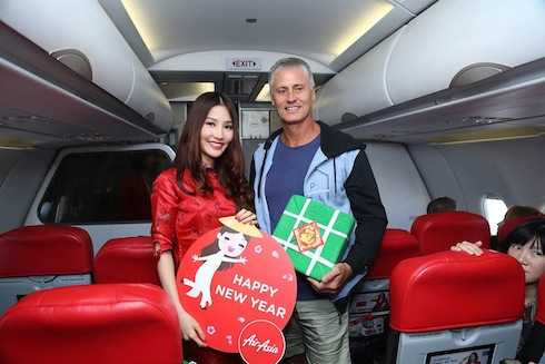 Trong chuyến bay khai xuân mới, phi hành đoàn cùng hành khách cũng đã có chung những phần biểu diễn ca nhạc thú vị với rất nhiều bài hát mừng xuân mới. 