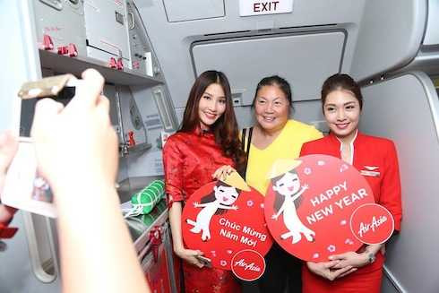 Các khách hàng cũng vô cùng phấn khích với thông tin hơn 20,000 phiếu giảm giá 18% vé máy bay cũng sẽ được trao tận tay trong dịp Tết Bính Thân đầy ý nghĩa trên tất cả các chuyến bay thẳng từ Việt Nam tới Malaysia và Thái Lan dịp khai xuân đầu năm này.  