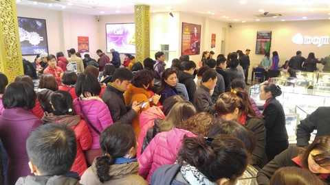 Ngày “chính hội” – mùng 10 tháng Giêng, người dân rồng rắn, phấn khởi xếp hàng để được xuất tiền mua vàng Kim Thân vào ngày Thần Tài mong cho công danh hiển đạt, <a href='https://vtcnews.vn/kinh-te.1.0.html' >kinh doanh</a> phát tài phát lộc, mọi việc tốt tươi trong cả năm.