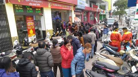 Với sự chuẩn bị chu đáo, người dân dù xếp hàng dài chờ tới lượt nhưng khá trật tự và hào hứng tại Trung tâm 209 Xã Đàn, Đống Đa, Hà Nội