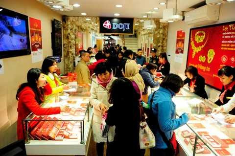 Khách hàng tại 37B Trần Nhân Tông, Hà Nội háo hức khi vừa sở hữu được những đồng vàng Kim Thân với hình tượng chú khỉ đu cành hái trái đào tiên – biểu tượng cho sự vận động tăng tiến, may mắn và phát tài phát lộc.