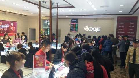 Số 75 Phố Cầu Đất, Hải Phòng, mặc dù mới được khai trương nhưng cũng được người dân đất Cảng xếp hàng, tìm mua Kim Thân từ rất sớm. 