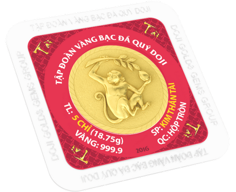 Kim Thân Hiến Đào (Khỉ vàng dâng trái đào tiên) được người dân yêu thích lựa chọn mua nhiều nhất trong ngày Thần Tài nhờ có thiết kế đẹp mắt và mang ý nghĩa phong thủy. Hình ảnh chú khỉ trong tư thế vui tươi, linh hoạt, một tay đu cành thể hiện sự vận động tăng tiến (bởi từ “hầu”- con khỉ đồng âm với từ “hầu”- một tước vị quyền quý), cành lại có 6 chiếc lá – tượng trưng cho chữ Lộc; một tay dâng trái đào tiên biểu trưng cho sự trường tồn, trường thọ.