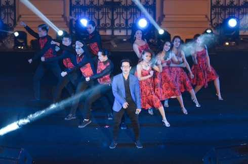 Hà Anh Tuấn lần thứ 2 đón Giao Thừa tại thủ đô từ năm 2008, anh mang đến 2 bản 'hit' quen thuộc là 12h và Gánh hàng rau, cùng sáng tác mới của nhạc sỹ Võ Thiện Thanh là Epsresso. Hà Anh Tuấn tâm sự: 'Nhớ lại năm 2008, lúc pháo hoa bắn lên là khi Tuấn đang ngồi trong xe taxi, lúc đó có một chút tủi thân, nhưng nghĩ lại, may mắn của mình chính là được đem tiếng hát, âm nhạc đến tất cả khán giả yêu quý'.