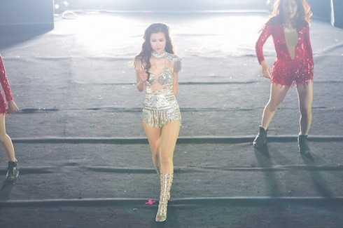 2 phần trình diễn được đón đợi nhất thuộc về Khắc Việt và Đông Nhi. 