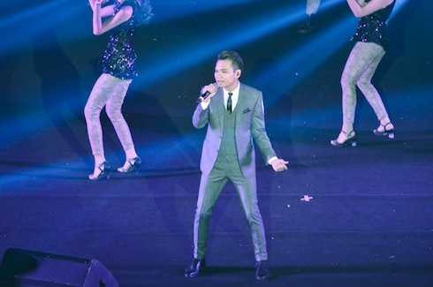 Khắc Việt mang tới những bản phối mới sôi động cho các ca khúc Tôi là người Việt Nam, Sau tất cả, Yêu lại từ đầu. 