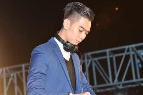 Phần nhạc EDM sôi động được chơi bởi DJ SlimV. 