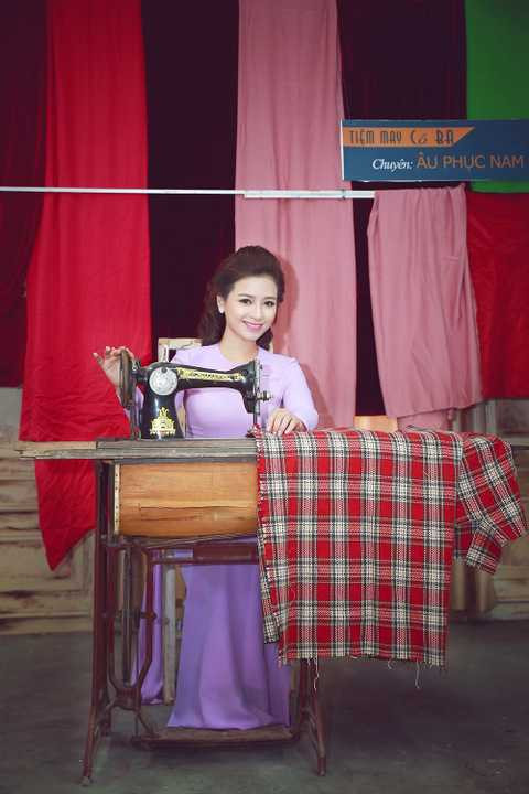 Trong thiết kế áo dài cách điệu của NTK Hà Duy, Dương Hoàng Yến khoác lên mình hình ảnh mới, một người phụ nữ Hà Nội, đoan trang, dịu dàng, đằm thắm, khác hẳn với hình ảnh trẻ trung thường thấy của cô