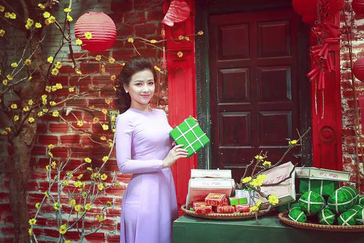 Lựa chọn những gam màu tím, đỏ, nhẹ nhàng, nhưng cũng không kém phần nổi bật, cùng một chút duy tâm mang đến một mùa xuân Bính Thân may mắn, tài lộc, NTK Hà Duy đã lựa chọn tỉ mỉ và mất khoảng thời gian không hề ngắn để mang tới những thiết kế áo dài dành riêng của cô em gái thân thiết trong những ngày đầu năm này.