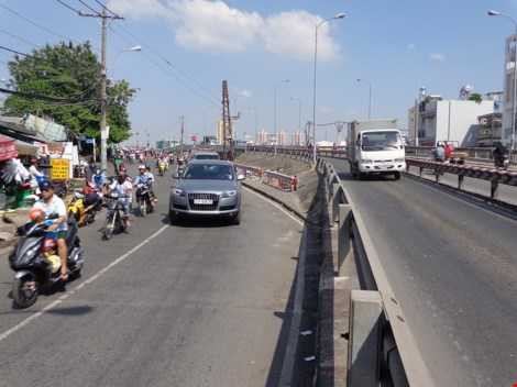 Theo Sở GTVT, mặt cầu và đường dẫn lên xuống hai cầu là vênh nhau, khấp khểnh nên phải bỏ cầu cũ xây cầu khác cho hai cầu giống nhau Theo Sở GTVT, mặt cầu và đường dẫn lên xuống hai cầu là vênh nhau, khấp khểnh nên phải bỏ cầu cũ xây cầu khác cho hai cầu giống nhau