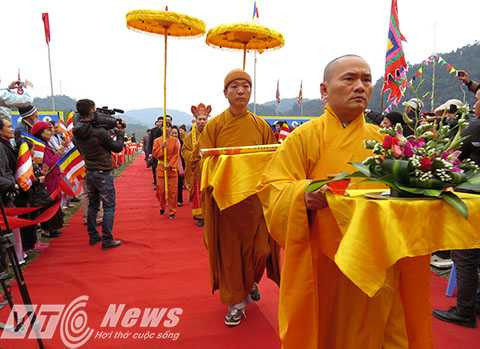 Các chư tôn đức, tăng ni vào hành lễ