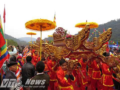 Đoàn rước kiệu