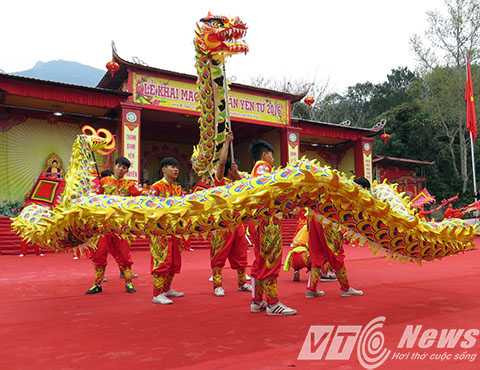 Biểu diễn múa rồng chào mừng Lễ khai hội