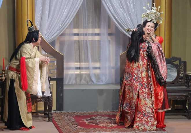 Trường Giang trong vai trưởng phòng của Ơn giời cậu đây rồi thường xuyên ôm hôn người đẹp. Nhiều lần, khán giả bất ngờ với những màn ôm ấp này. Mặc dù đóng vai cặp đôi yêu nhau nhưng Trường Giang đã khiến bạn diễn Kim Tuyến lúng túng.