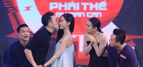 Ngoài Ơn giời cậu đây rồi, trong nhiều chương trình truyền hình khác, Trấn Thành cũng có màn diễn này. Mới đây, nam MC không ngại khóa môi tình cũ Mai Hồ trên sân khấu Đàn ông phải thế.