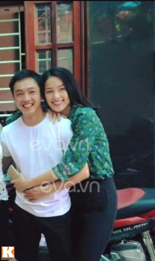 Cường Đôla hạnh phúc bên bạn gái Hạ Vi. Theo một nguồn tin riêng, Hạ Vi rất được lòng mẹ của Cường Đô la. Cường Đôla hạnh phúc bên bạn gái Hạ Vi. Theo một nguồn tin riêng, Hạ Vi rất được lòng mẹ của Cường Đô la.