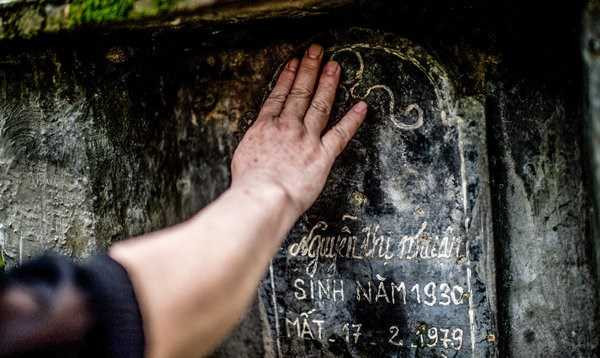 Bà Hiền thăm mộ người mẹ đã bị quân Trung Quốc bắn chết ngày 17/2/1979