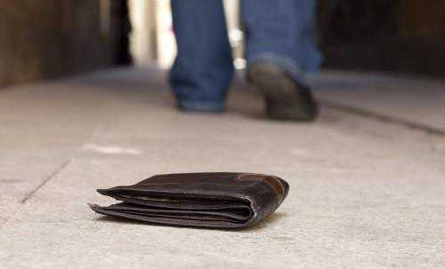 Giới trẻ cần có những hành vi ứng xử có văn hóa hơn khi nhặt được tiền đánh rơi 