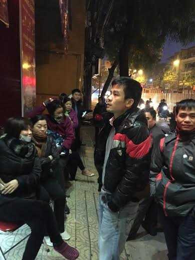 Hàng chục người xếp hàng từ 5h để chờ cửa hàng mở hàng mua vàng lấy may ngày Vía Thần Tài Hàng chục người xếp hàng từ 5h để chờ cửa hàng mở hàng mua vàng lấy may ngày Vía Thần Tài