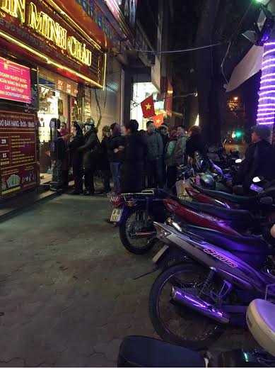 Hàng người mỗi lúc một nối dài Hàng người mỗi lúc một nối dài