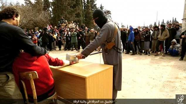 IS thường áp dụng những hình thức xử phạt kinh dị như thời Trung cổ