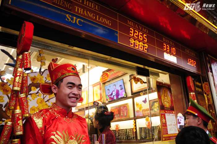 Giá vàng thời điểm mở bán ngày vía Thần tài của Bảo Tín Minh Châu là 3,31 triêu/chỉ - Ảnh: Tùng Đinh