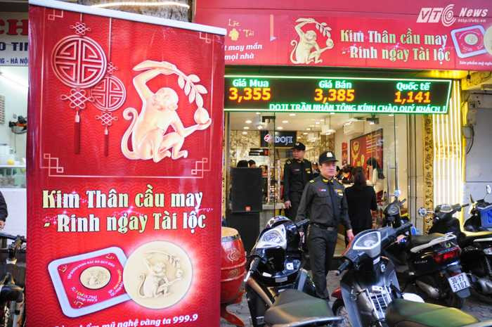 Giá vàng trên các cửa hàng ở đường Trần Nhân Tông, Hà Nội giao động quanh mức 3,3 triệu/chỉ - Ảnh: Tùng Đinh
