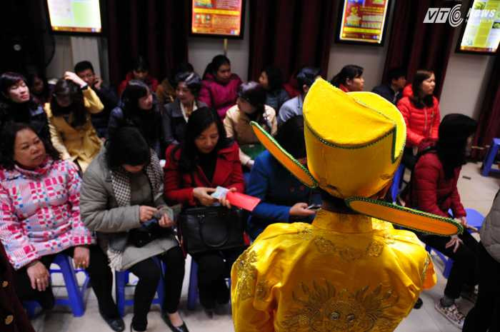 Các nhân viên hóa trang thành Thần tài trợ giúp khách hàng - Ảnh: Tùng Đinh