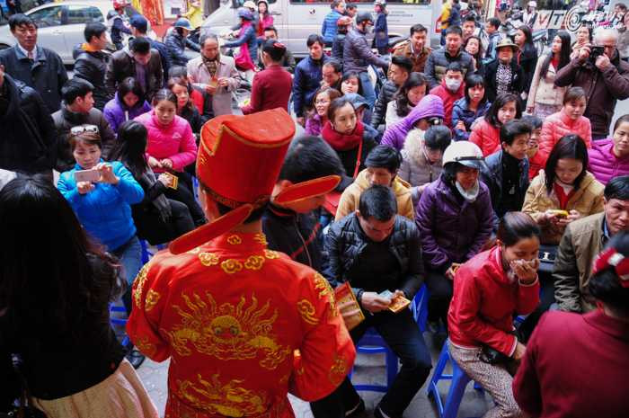 Lượng người mua đông, nhiều cửa hàng xếp ghế cho khách ngồi chờ theo thứ tự - Ảnh: Tùng Đinh