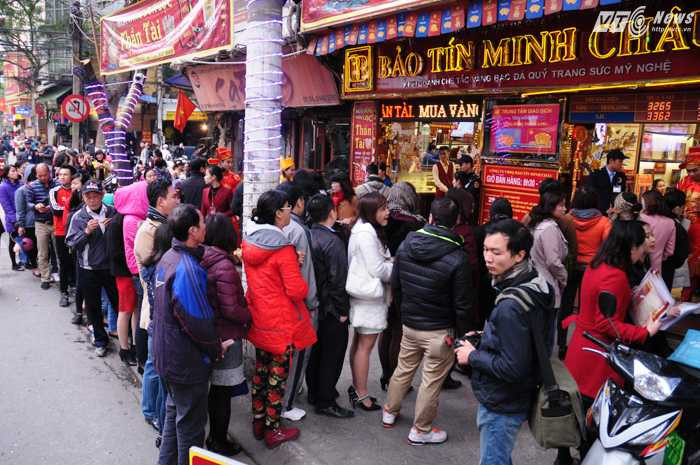 Cửa hàng vàng đông khách xếp hàng dài chờ mua hàng - Ảnh: Tùng Đinh