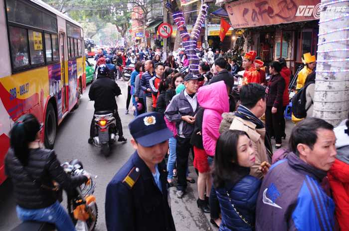 Khách hàng xếp dọc theo lòng đường