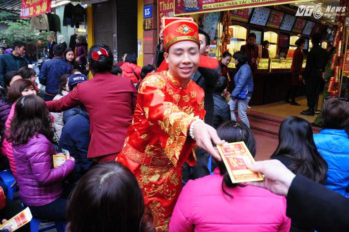 Lượng khách hàng đông, nhiều cửa hàng phát phiếu số để tránh nhầm lẫn thứ tự - Ảnh: Tùng Đinh