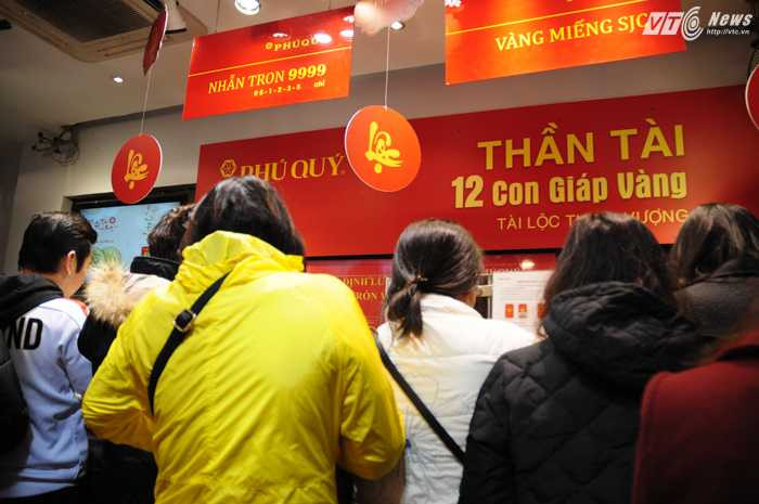 Các cửa hàng trên đường Trần Nhân Tông, Hà Nội đều có lượng khách hàng lớn trong ngày vía Thần Tài mùng 10 tháng Giêng - Ảnh: Tùng Đinh