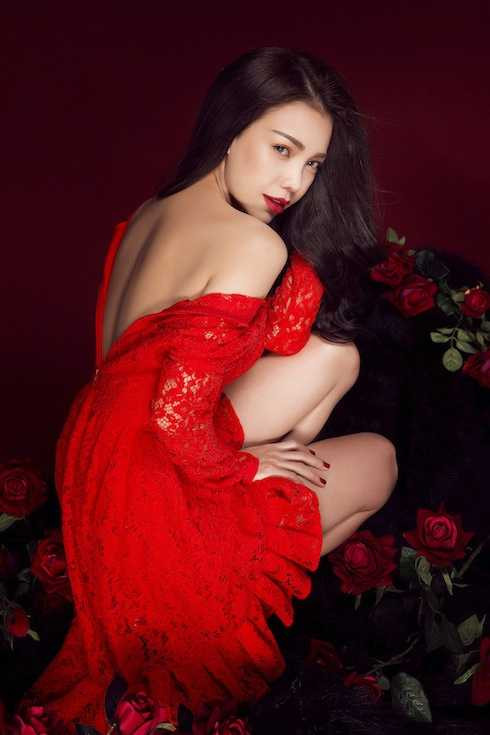 Trà Ngọc Hằng diện đồ trễ nải khoe đường cong sexy.