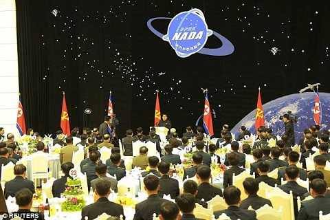 hàng trăm nhà khoa học, kĩ thuật viên và các quan chức cũng đã có mặt tại buổi đại tiệc