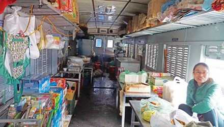 ĐSVN có nhiều toa tàu tuổi đời hơn 50 năm mua của Trung Quốc vẫn sử dụng. Trong ảnh, một trong những toa tàu cũ nát vẫn được sử dụng chụp tại Ga Hà Nội chiều 16/2. Ảnh: Bảo An