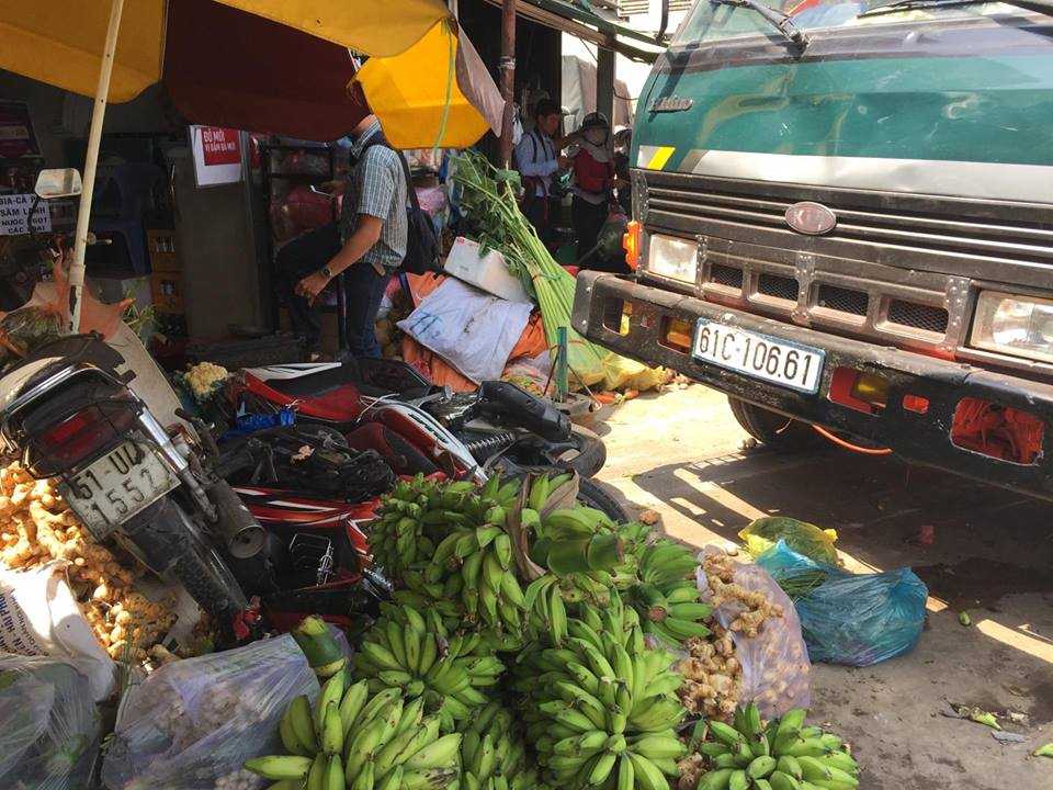 Xe tải càn quyét hàng loạt xe máy