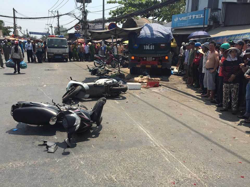 Xe tải 'càn quét' hàng loạt xe máy, nhiều người thương vong
