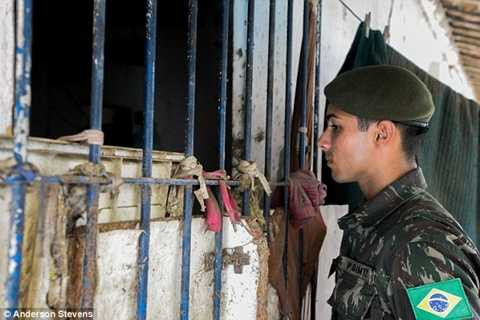 Theo Dailymail, người dân ở đây phần lớn không thể xây dựng những căn nhà thoáng mát, rộng rãi để ngăn chặn môi trường sống của muỗi Theo Dailymail, người dân ở đây phần lớn không thể xây dựng những căn nhà thoáng mát, rộng rãi để ngăn chặn môi trường sống của muỗi