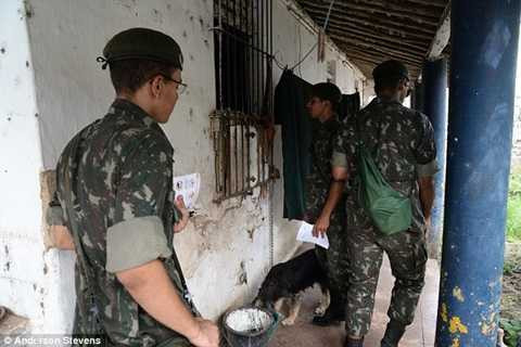 Lực lượng chức năng giúp người dân dọn dẹp lại nhà cửa Lực lượng chức năng giúp người dân dọn dẹp lại nhà cửa