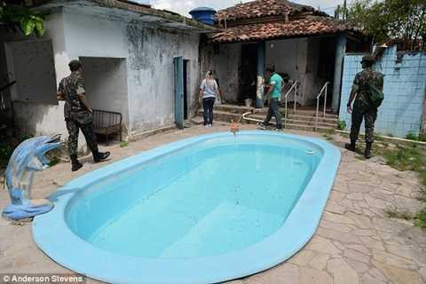 Với muỗi, điều kiện ao hồ, sông ngòi ẩm ướt là nơi chúng có thể sinh sôi nảy nở và đem mầm bệnh từ người sang người. Bà Daniele Uchoa, đại diện của địa phương Goiana đang lo lắng trong mùa mưa, thậm chí muỗi còn sinh sôi mạnh mẽ hơn Với muỗi, điều kiện ao hồ, sông ngòi ẩm ướt là nơi chúng có thể sinh sôi nảy nở và đem mầm bệnh từ người sang người. Bà Daniele Uchoa, đại diện của địa phương Goiana đang lo lắng trong mùa mưa, thậm chí muỗi còn sinh sôi mạnh mẽ hơn