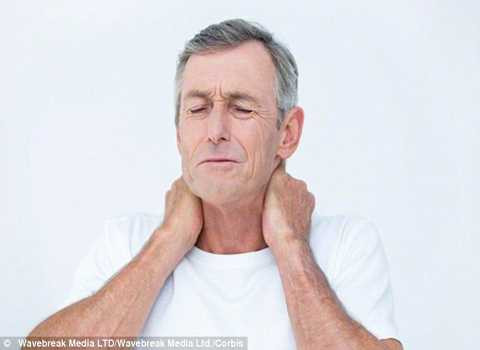 Đau thắt ngực hoặc vai là dấu hiệu của cơn đau tim hoặc nhồi máu cơ tim. Ảnh Daily Mail