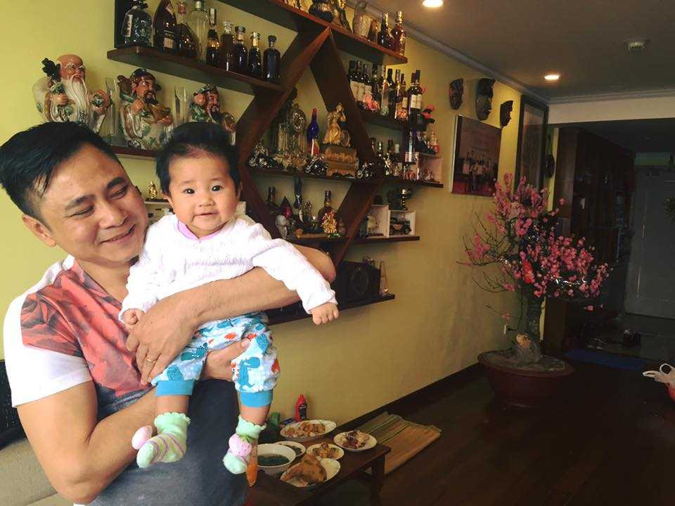 NSND Tự Long khoe 'thần tài' là cô công chúa nhỏ đáng yêu